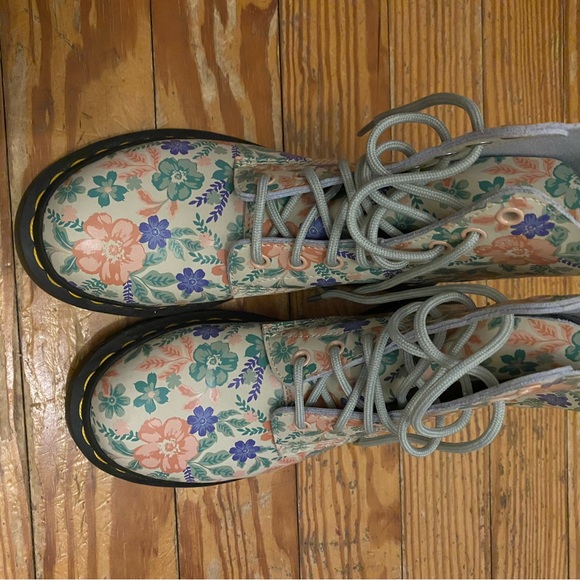 Dr. Martens W7 - Picture 2 of 9